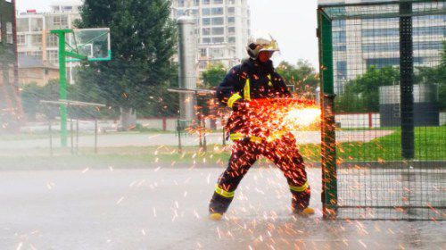 KY.COM_毒瘤?C罗走后本泽马领跑射手榜 意媒评他不及格(图1) KY.COM_毒瘤?C罗走后本泽马领跑射手榜 意媒评他不及格(图1)