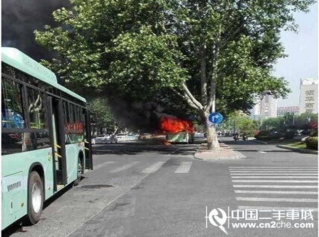 【kycom】尤文新赛季主场球衣发布 致敬经典独特衣领惹眼(图2)